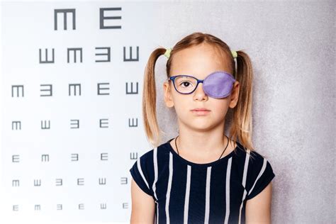 Dieťa s oklúzorom na oku, znázorňujúce liečbu tupozrakosti