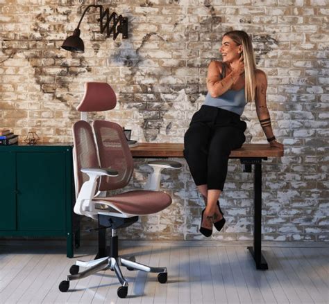 Vizualizácia správneho sedenia pri stole s ergonomickou stoličkou