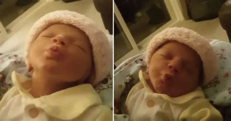 matka sa usmieva na svoje bábätko