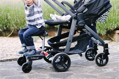 Rodina s dvoma deťmi a kočíkom s Lascal BuggyBoard Maxi