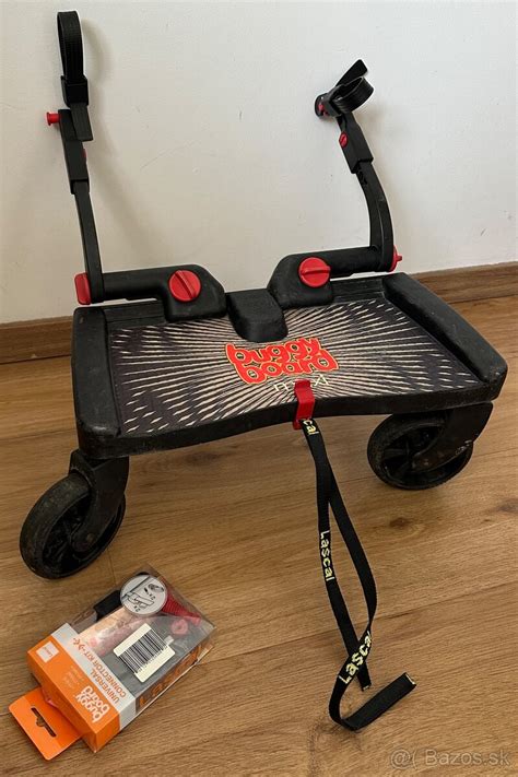 Dieťa stojace na Lascal BuggyBoard Maxi za kočíkom