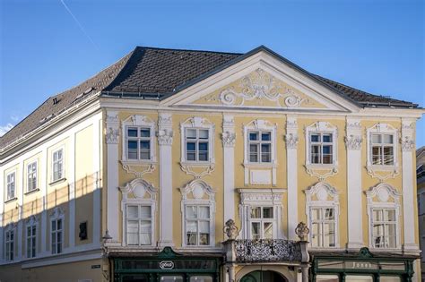Zobrazenie súdnej budovy ako symbolu právneho konania