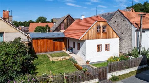 Vonkajší pohľad na rodinný dom Jasličiek Agneska s hravým dvorom