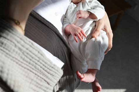 Dojča so zavretými očami, na perách ktorého sa pohráva jemný úsmev.