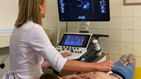 žena pozerá na ultrazvukové vyšetrenie plodu