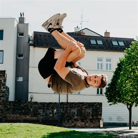 Tary vykonávajúci náročný parkourový trik v mestskom prostredí
