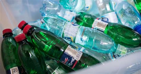 Grafika znázorňujúca recykláciu PET fliaš