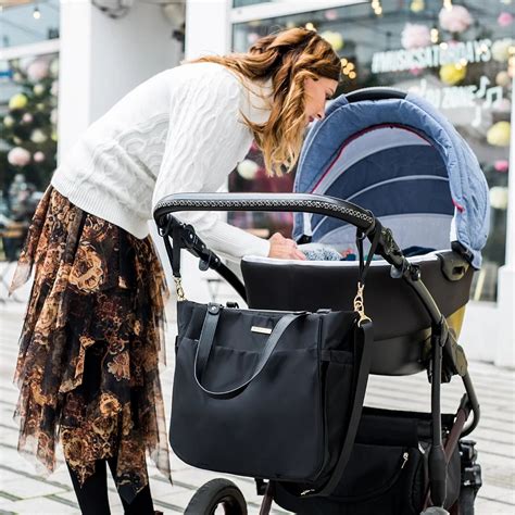 Babyono Iconic prebaľovacia taška v mestskom prostredí