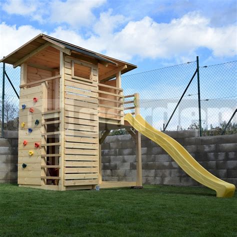 Detské ihrisko s rôznymi preliezkami a šmykľavkami