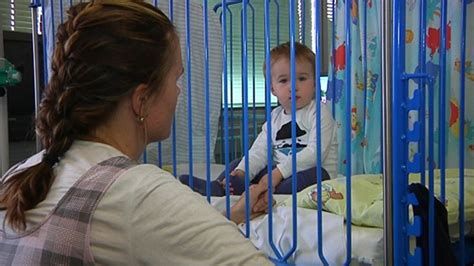 Rodičia s dieťaťom v spálni