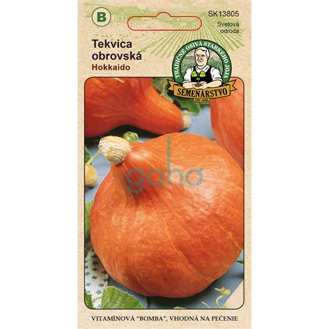 Rozrezaná tekvica hokkaido s vidličkou a lyžičkou pre bábätko