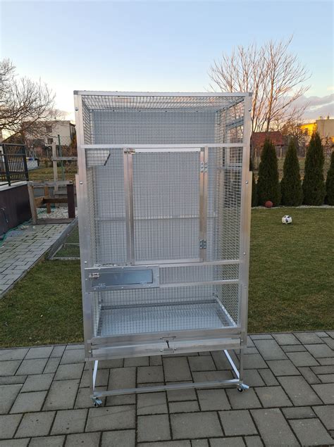 Vnútro voliéry pre papagája žako