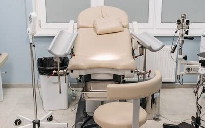 Lekárka gynekológ na vyšetrení pacientky