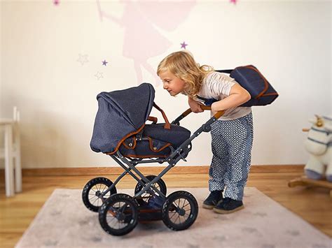 moderný tmavomodrý kočík s drevenými detailmi