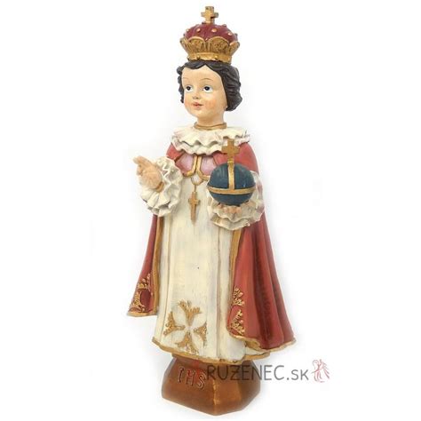 Karmelitánske sestry prezliekajú Pražské Jezuliatko do liturgických šiat