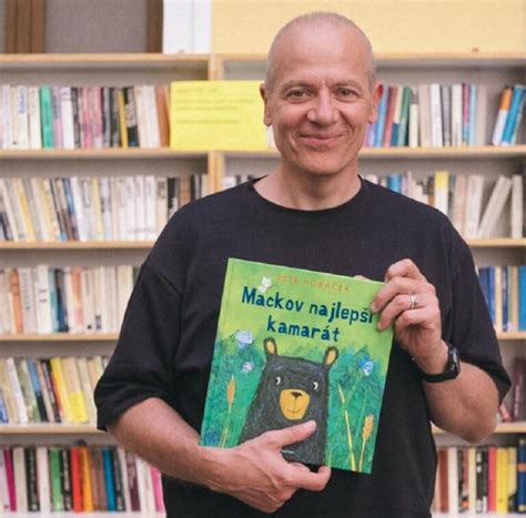 Ilustrácia dieťaťa čítajúceho obrázkovú knihu