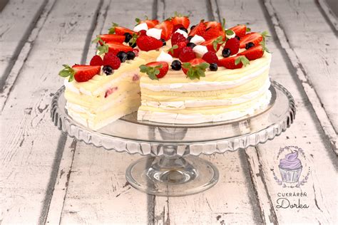 Pavlova torta s čerstvým ovocím na krstinovej oslave