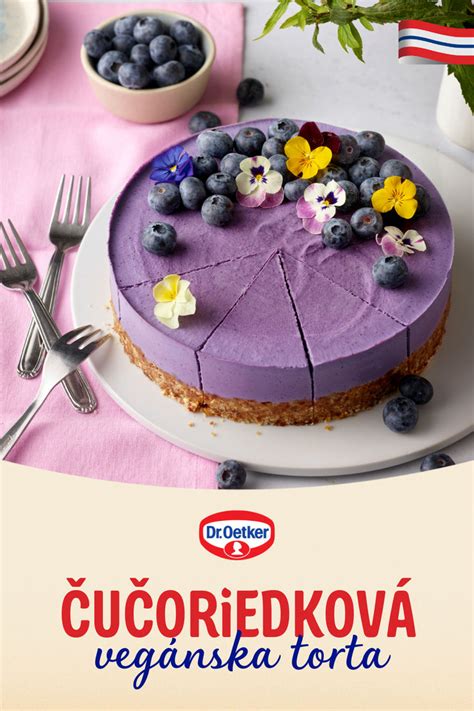 Ozdobená torta s jedlými kvetmi a ovocím