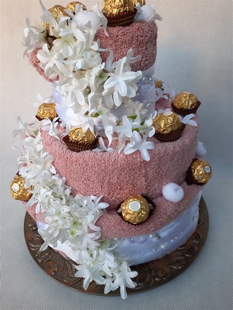 Torta z uterákov v tvare medvedíka s detskými doplnkami