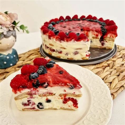 Zasnežená zimná torta s ovocím