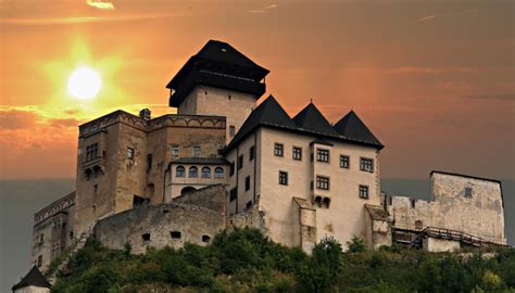 Trenčiansky hrad na skalnom brale