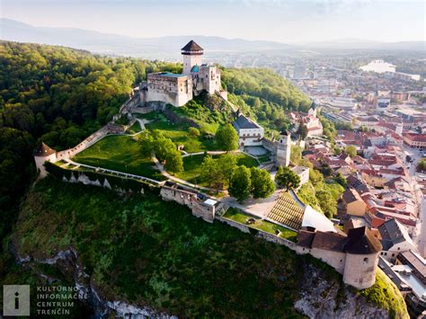 Trenčiansky hrad s výhľadom na rieku Váh