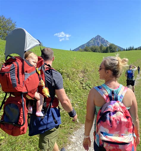 turista s dieťaťom v nosiči v horách