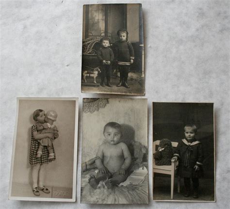 Staré fotografie týždenných jaslí a opatrovateliek s deťmi