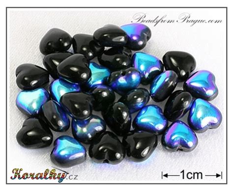 Dieťa navlieka koráliky