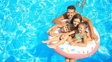 Ilustrácia rodiny v kúpeľoch