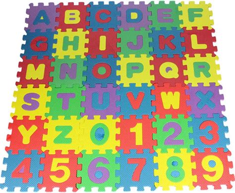 Dieťa hrajúce sa na penovej puzzle podložke