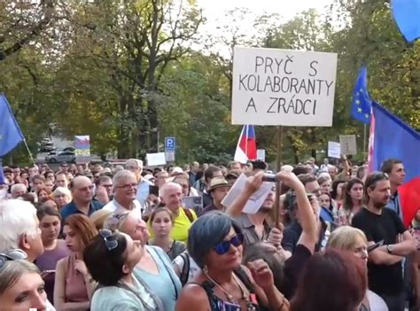 Protestujúci pred slovenskou ambasádou v Prahe