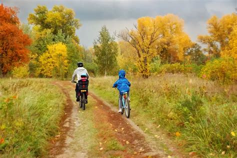 Rodina na bicykloch s dieťaťom v cyklosedačke