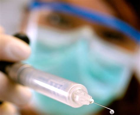 Pacientka si aplikuje hormonálnu injekciu