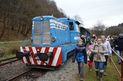 Mladý železničiar na Detskej železnici Košice pri obsluhe výhybky