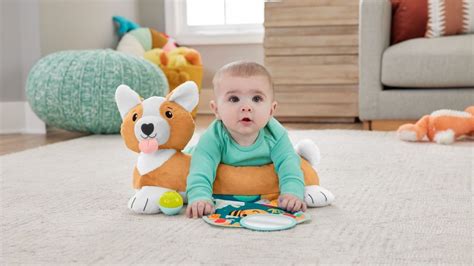 Dieťa hrajúce sa na brušku s vankúšikom Fisher-Price psík