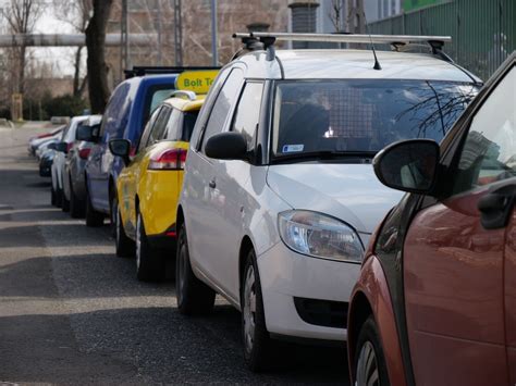 auto zaparkovane na slnku