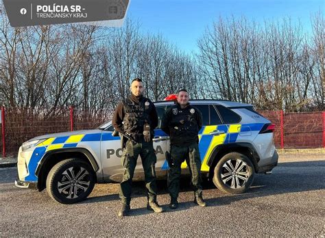 policajti oslobodzuju dieta z auta