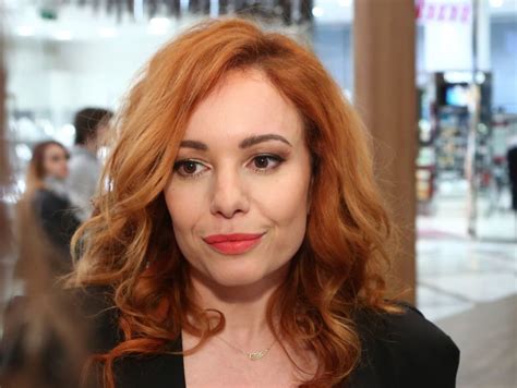 Vera Wisterová moderujúca podujatie s mikrofónom