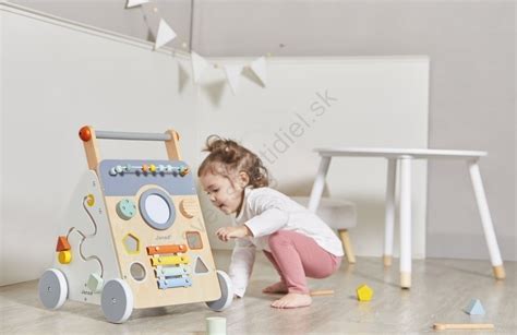 Dieťa hrajúce sa s chodítkom a kockami