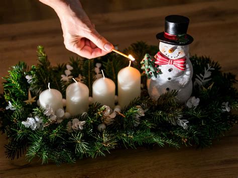 Adventný veniec so štyrmi zapálenými sviečkami