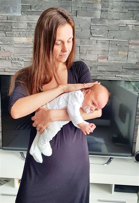 Matka držiaca bábätko v pozícii tigrík na odgrgnutie