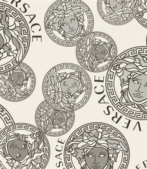 Logo Versace a luxusný dizajn kočíka