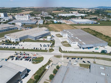 Interiér fabriky Teleflex Automotive vo Vrábľoch