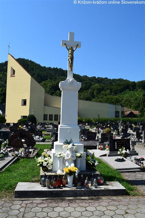 Pamätník obetiam svetových vojen na cintoríne v Nesvadoch