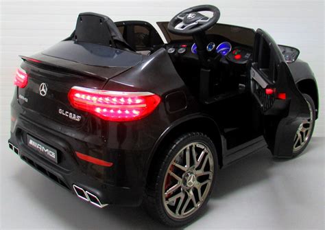 Dieťa riadiace elektrické autíčko, ktoré demonštruje koordináciu