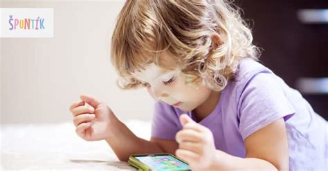 Dieťa používajúce bankovú aplikáciu na smartfóne