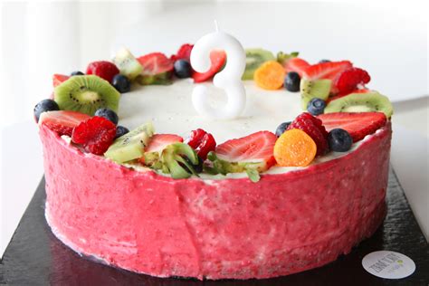 Torta ozdobená rôznofarebným ovocím