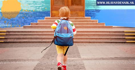 dieťa s učebnicami a školskými pomôckami