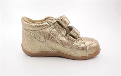 Detské topánočky a ruky rodičov